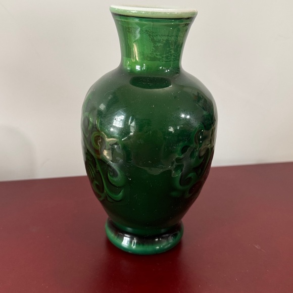 Vintage 1981 Avon Jade Green Glass Vase: Embossed Floral Scented Decor - Picture 2 of 5